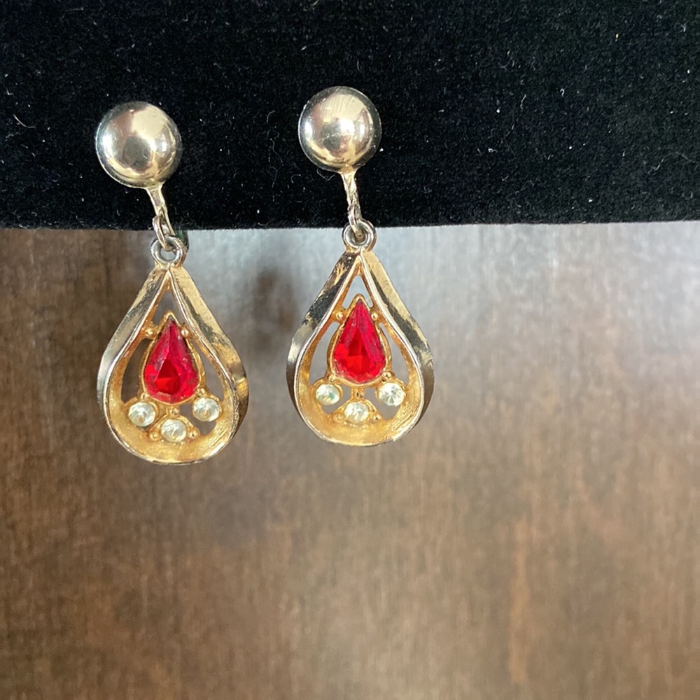 Vintage screw back classic red and gold toned hanging earrings